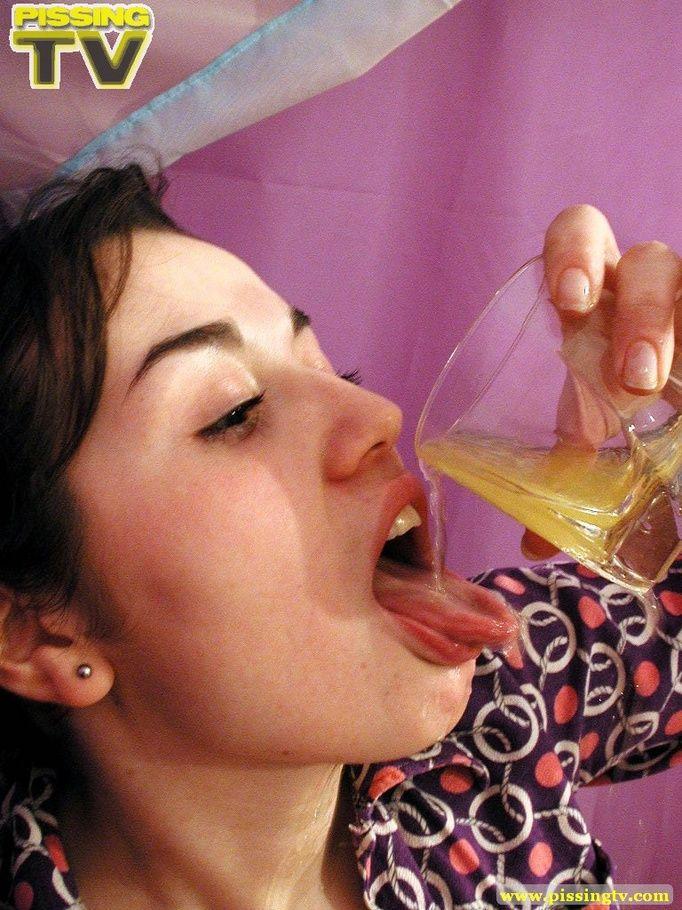 Split /. S. reccomend Girls drink piss glass