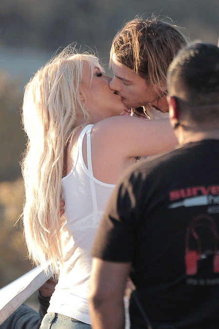 Motor reccomend Britney spears naken kissing her boyfriend
