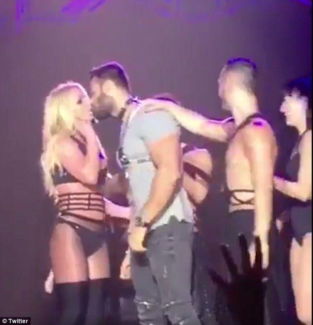 Mustang reccomend Britney spears naken kissing her boyfriend