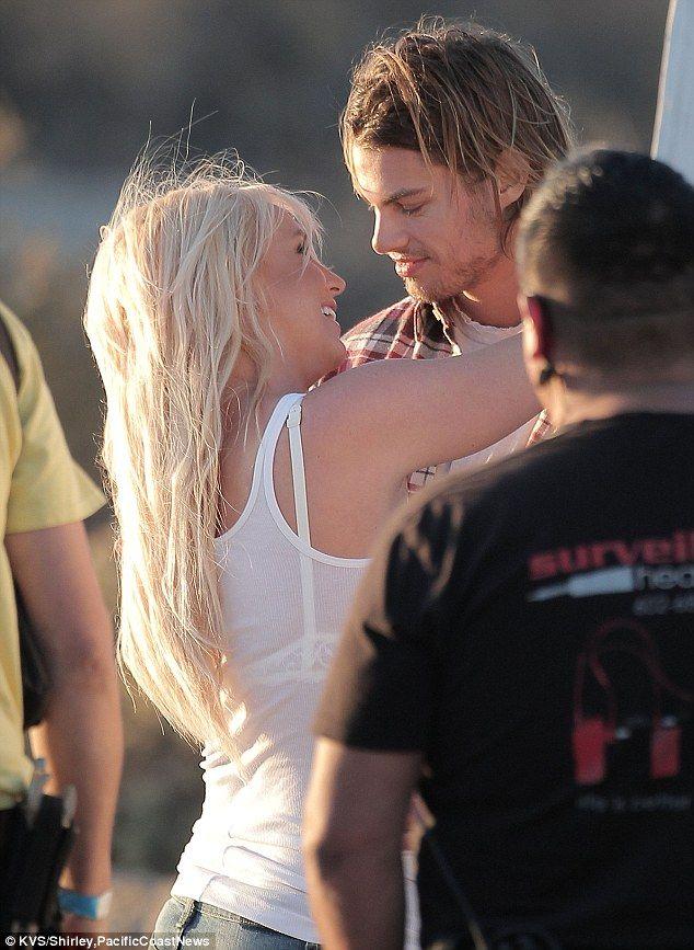 Britney spears naken kissing her boyfriend