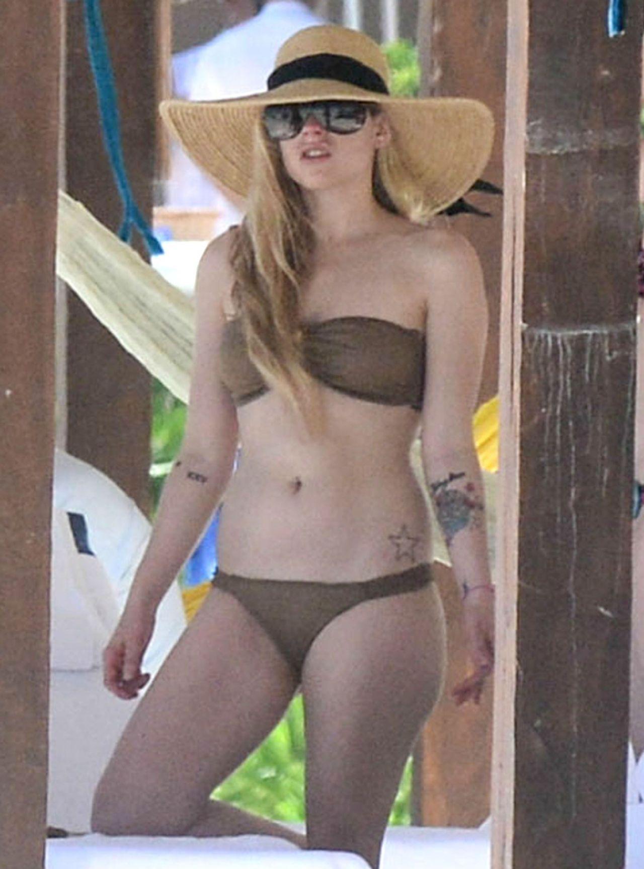 Avril lavigne loses bikini top