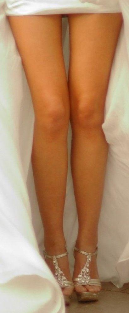 Gap between the leg nude