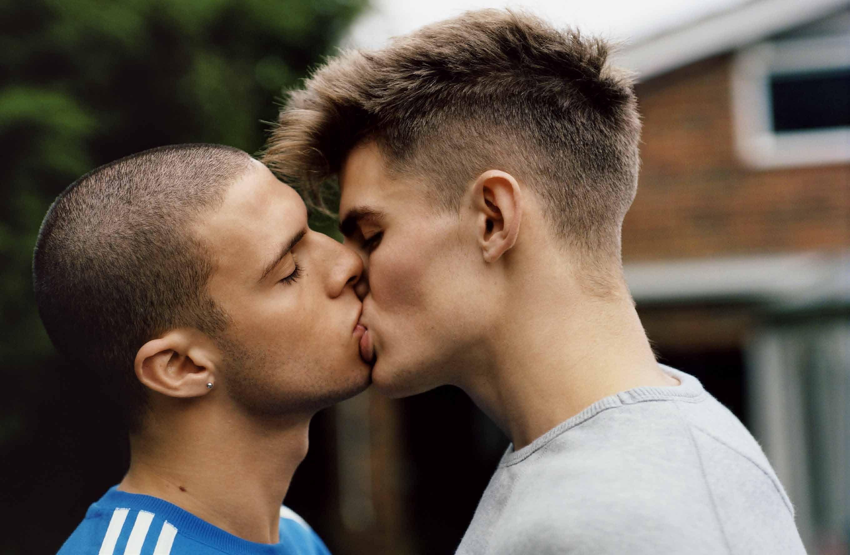 Double reccomend Men that kiss gay