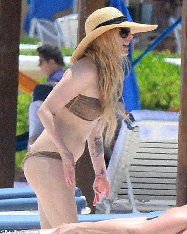 Mantis reccomend Avril lavigne loses bikini top