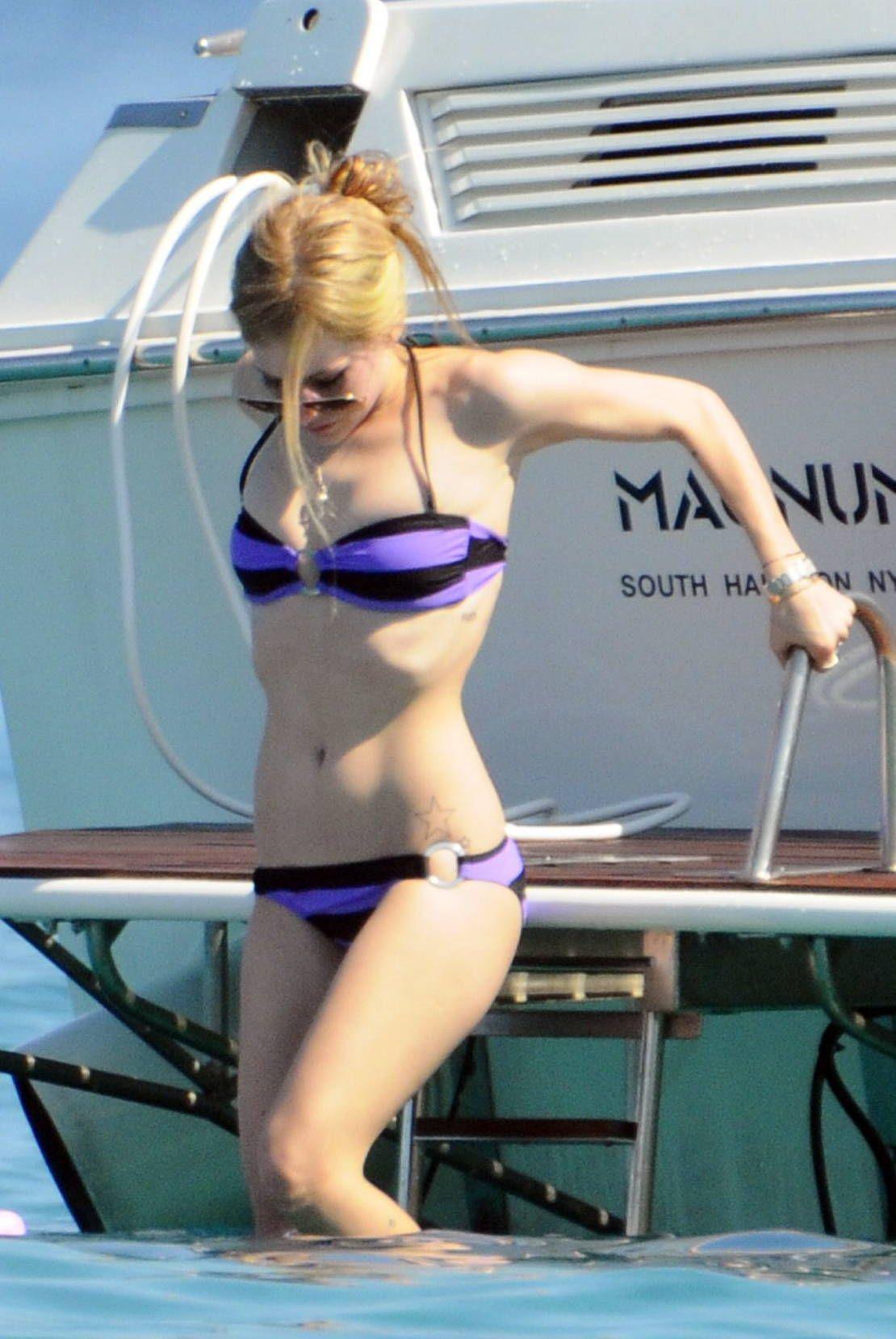 Avril lavigne loses bikini top